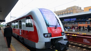 Tragédia na železničnej trati: Mladík vypadol z idúceho vlaku