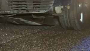 Vodič si myslel, že prešiel drevo. Pod autom však viezol zakliesneného muža