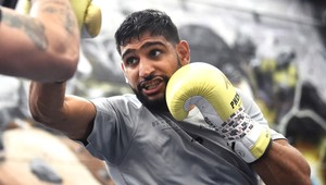 Nepoučiteľný šofér Khan opäť v problémoch. Tentoraz kurióznych