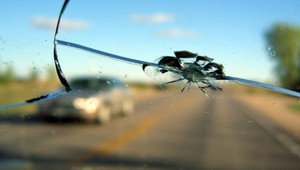Vodiči verzus poisťovňa. Kamienok v čelnom skle je problém