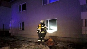 Tragický požiar rodinného domu: Hasiči našli v horiacej spálni mŕtveho muža. Zrejme zaspal s cigaretou