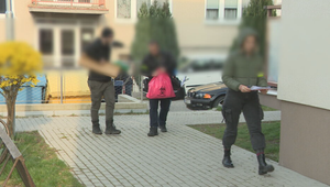 Kriminalisti zadržali drogového dílera. Mal zakopané zásoby aj arzenál zbraní