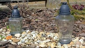 Bývalý policajt nemal na elektrinu, kradol sviečky z cintorína