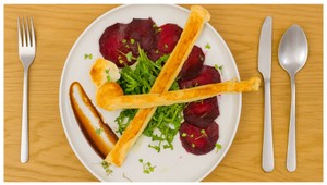 Carpacio z pečenej cvikly s kozím syrom