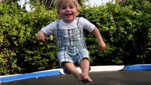 Na trampolínu by ste mali dieťa pustiť iba od istého veku. Úrazy na tejto atrakcii patria medzi najvážnejšie