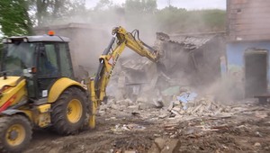 Kusy odpadu našli na mieste, kde mesto buduje športoviská. Pravdepodobne ide o azbest