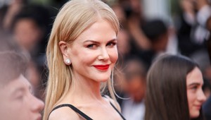 Tvár dievčaťa, ruky babičky. Nicole Kidman v Cannes...