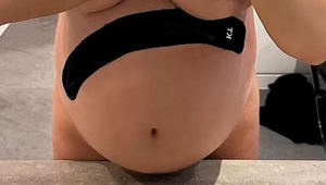 Ukázala poriadne bruško ÚPLNE nahá! Chcela vraj len pochváliť prácu chiropraktika!