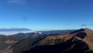 VIDEO: Takýto november nebol už dávno. V nižších polohách sivo a hmlisto, ale v horách sa turisti mohli opaľovať