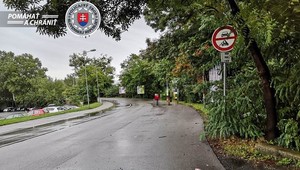 Opitý Chorvát si to s autom namieril na Starý most do zákazu. Policajtom navyše ponúkal aj úplatok