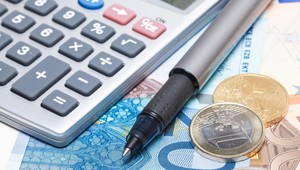 Banky zvyšujú poplatky, aby vzdelali svojich klientov