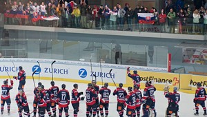 Helvéti víťazmi turnaja až po nájazdoch, naši hokejisti ďakujú fanúšikom