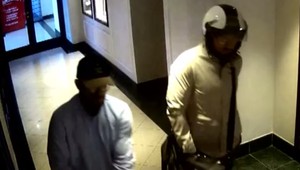 VIDEO: Dvaja muži vylúpili v centre Bratislavy obchod s luxusnými hodinkami. Pozrite si zábery z prepadnutia