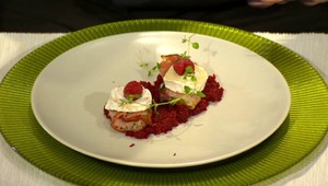 Cviklovo-malinové pyré s panenkou v župane a kozím syrom