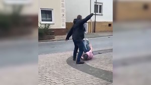 Manžel zaútočil na ženu nožom v pekárni. Zákazníci ju bránili lopatami aj valčekom na cesto