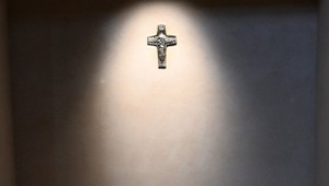 Hrob pápeža Františka sprístupnili pre verejnosť, úctu mu vzdávajú stovky veriacich