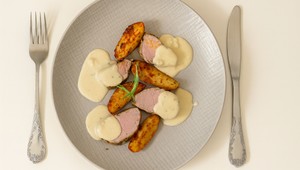 Bravčová panenka s baby zemiakmi a smotanovo-parmezánovou omáčkou