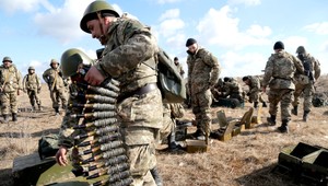 Kyjev hlási nové útoky povstalcov, zomrel ďalší vojak