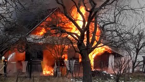 Muž autom vtrhol do dvora a nabúral do stodoly. V horiacom aute potom sedel a smial sa