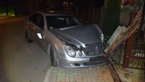 Vytriezvel až v policajnej cele: Po náraze do stĺpa nafúkal vodič viac ako tri promile