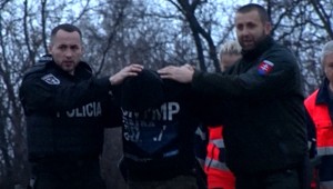 Pre nešťastnú lásku behal s nabitou zbraňou po sídlisku. Muž na tiesňovú linku zavolal sám