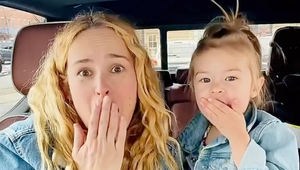 Známa dcéra hviezdnych rodičov čelí hejtom! Dojčí 3-ročnú dcérku a nemieni to skrývať!