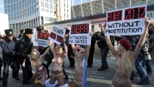 Pozvánka na žreb ME 2012: nahé prsia a bojkot sexu!