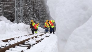 Stavbu novej tatranskej zubačkovej trate komplikuje sneh a poriadna zima