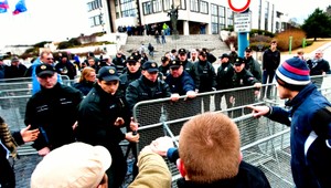 Hŕstku protestujúcich nepustili k parlamentu ťažkoodenci