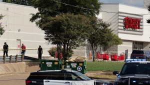 Tragédia pred supermarketom: Strelec zabil troch ľudí, potom utiekol v ukradnutom aute