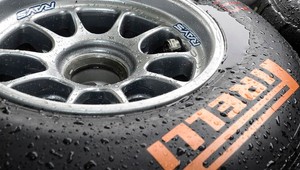 F1: Pirelli spevní zadné pneumatiky kevlarom