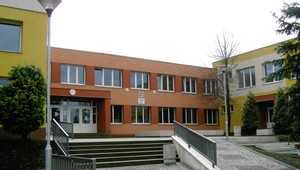 Šiestačka vrazila učiteľovi facku, spolužiaci útok podporovali a bavili sa