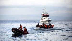 Neznámi ozbrojenci útočia na migrantov, ktorí sa plavia po mori