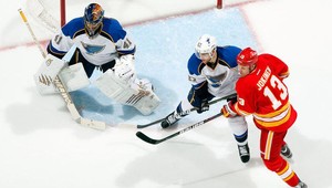 Halák priviedol Blues v Calgary k tretej výhre vonku za sebou