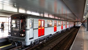 Cestujúci v metre zostali zablokovaní v podzemí, museli ich evakuovať