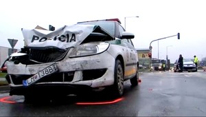 V strede križovatky v Liptovskom Mikuláši sa zrazili policajti s iným autom