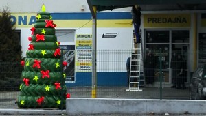 Netradičný stromček v Nitre. Použili naň pneumatiky