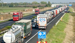 Prísne kontroly zamerané na nelegálnych migrantov. Na hraniciach sa tvoria kolóny