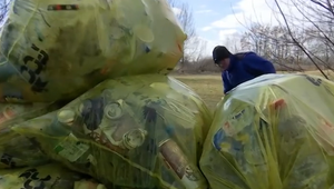 Zastávka kamionistov sa mení na smetisko: Fľaše moču aj stavebný odpad