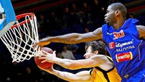 Basketbalistu Nitry brutálne dobili, takmer prišiel o oko