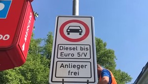 V uliciach začalo platiť obmedzenie pre naftové vozidlá. K zákonu sa plánuje pridať aj Berlín