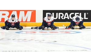 Je to vôbec možné? Na našich hokejistoch sa zabáva celý svet