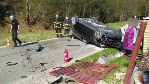 Vzduchom lietala brána, vytrhnutý betón a plechy. Opitý mladík s požičaným autom zdemoloval dvor domu