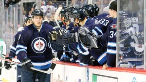 Laine zostrelil hviezdy hetrikom, Crosby sa nedočkal tisícky