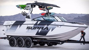 Kráľ driftovania rozráža vlny s takýmto netvorom