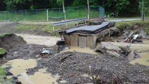 Ľudia na východe sú už zúfalí, kvôli záplavám vyhadzujú gauče aj kuchynské linky