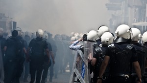 Plyn a delá. Polícia zmasakrovala 10 000 demonštrantov