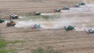 Na Slovensku prelomili rekord v kosení poľa s kombajnom