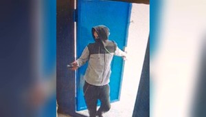 S paralyzérom prepadol potraviny. Omráčil zamestnanca a odniesol si asi 6 000 eur