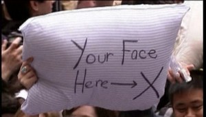 Pred americkou burzou sa ľudia mlátili vankúšmi